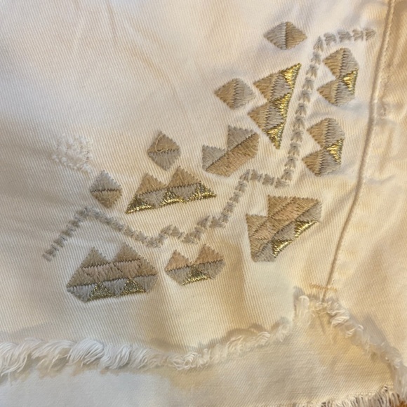 🎉Free People White Jean Shorts. Size 29! Tulum Embroidered Shorts - Picture 4 of 5